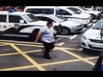  Clip: Ăn vạ nhầm xe cảnh sát, người đàn ông nhận cái kết muối mặt 