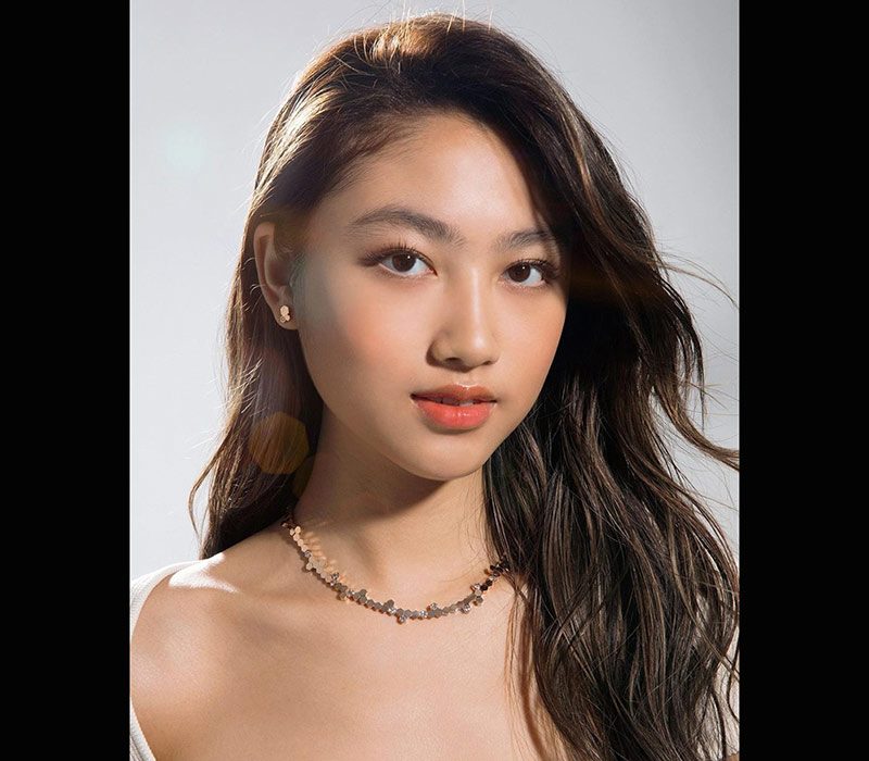 Nhậm Tình Giai, con gái 18 tuổi của "Trùm phim xã hội đen" Nhậm Đạt Hoa và siêu mẫu Kỳ Kỳ nổi đình đám ở Cbiz.
