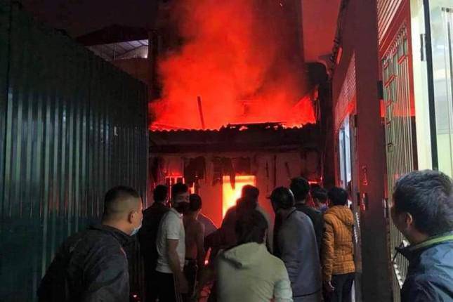Căn nhà trọ bốc cháy ngùn ngụt đêm 3/1.