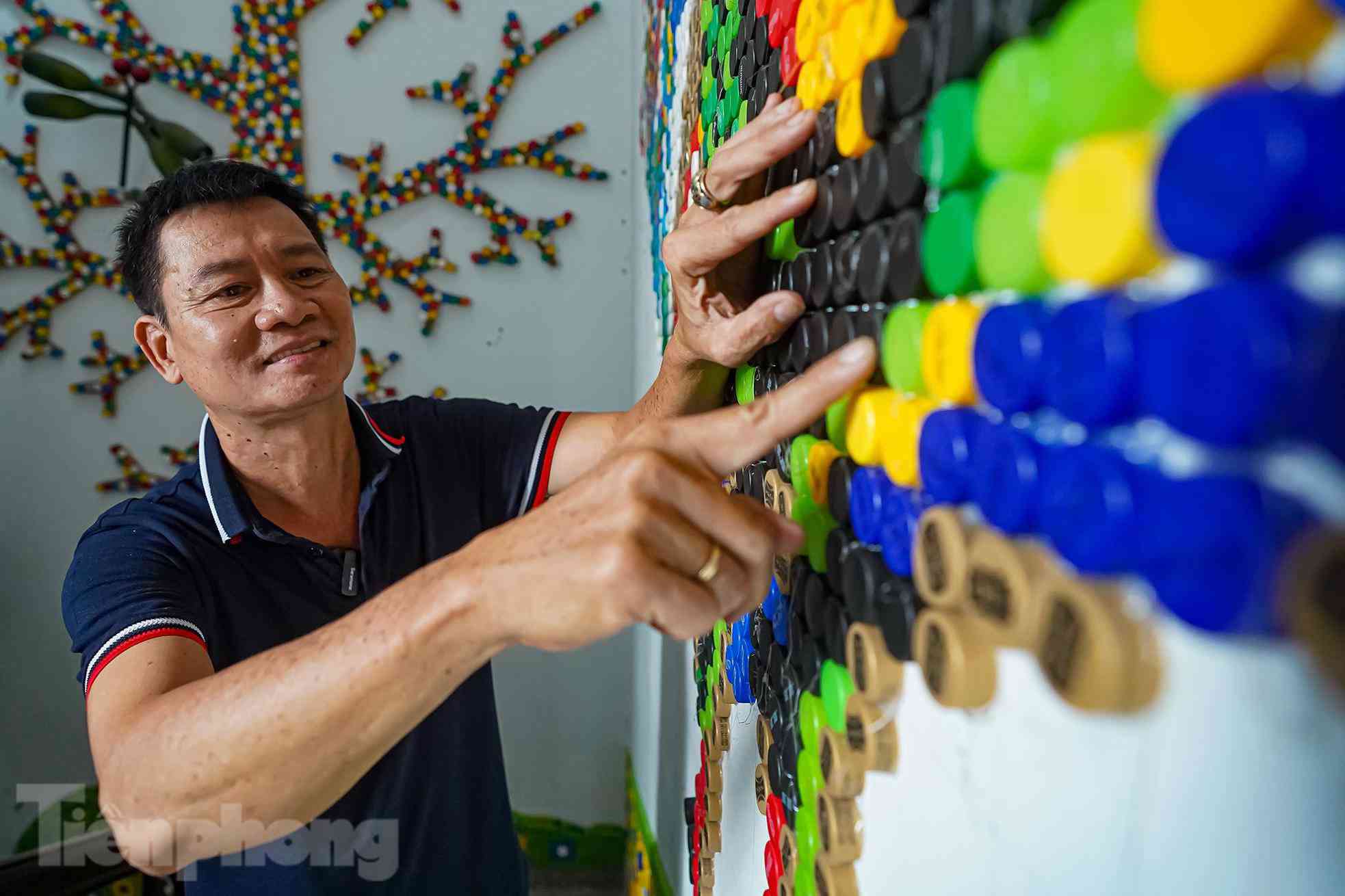 Chủ nhân ngôi nhà chai lọ với bài học tái chế, bảo vệ môi trường - 19