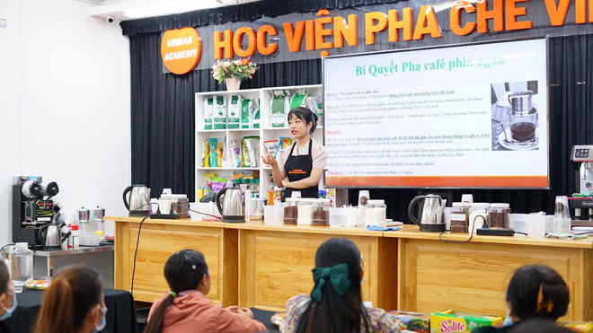 Người phụ nữ 30 tuổi bỏ làm phó giám đốc tập đoàn nước ngoài để trở thành amp;#34;cô giáoamp;#34; - 2