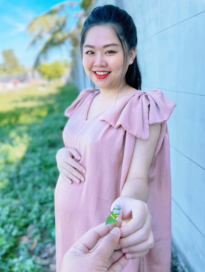 Mới đây cô nàng đã khoe ảnh bụng bầu khiến bạn bè và cư dân mạng ngỡ ngàng, dành lời chức mừng.