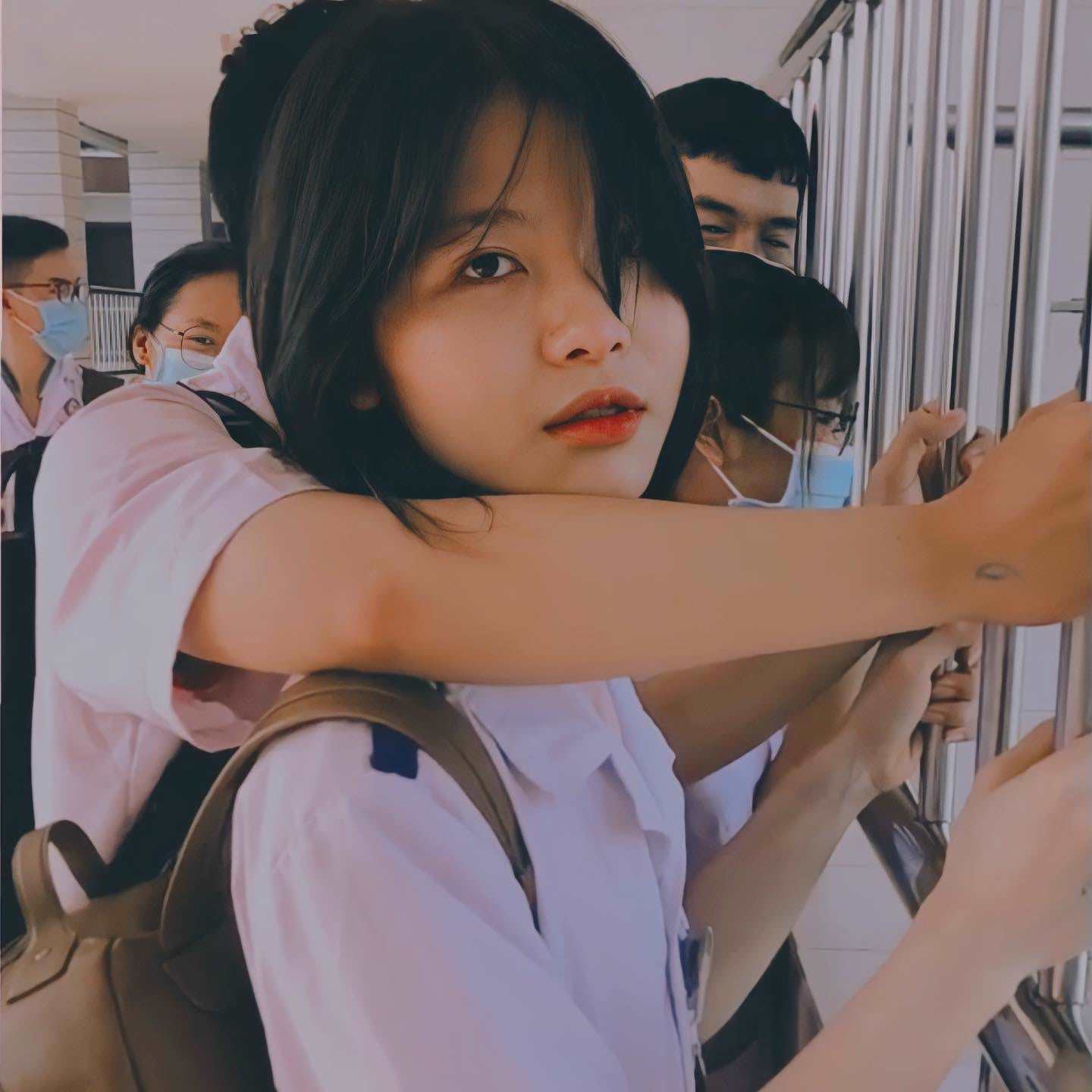 Ngoài thời gian học, Hy thường thích xem phim và chơi TikTok
