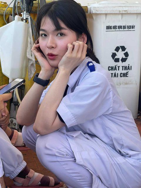 Minh Hy trong trang phục sinh viên y khoa 