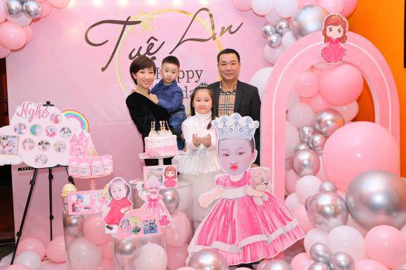 Cô và bạn trai cũ từng cùng tổ chức sinh nhật cho con. Đây cũng là lần hiếm hoi nữ ca sĩ công khai diện mạo bố của 2 con mình.