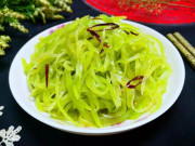 Bếp Eva - Người ta chỉ ăn phần lá cây này, nhưng phần thân đem trộn chua ngọt lại ngon bất chấp