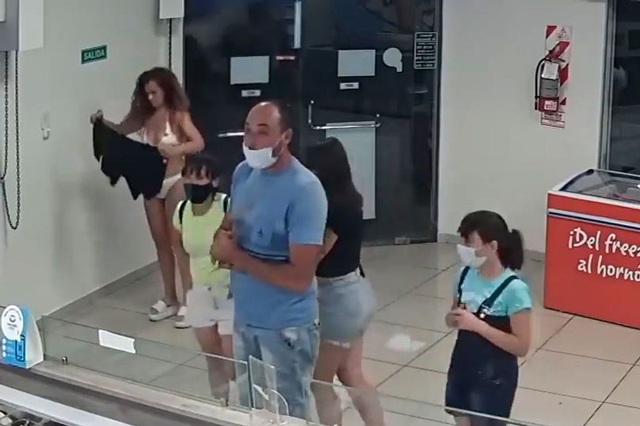 Người phụ nữ lột đồ giữa quán kem lộ cả nội y, buộc váy làm khẩu trang gây bức xúc - 1