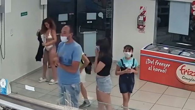 Người phụ nữ lột đồ giữa quán kem lộ cả nội y, buộc váy làm khẩu trang gây bức xúc - 2