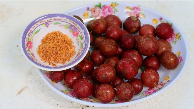 Hồng quân chấm muối ớt vô cùng ngon.