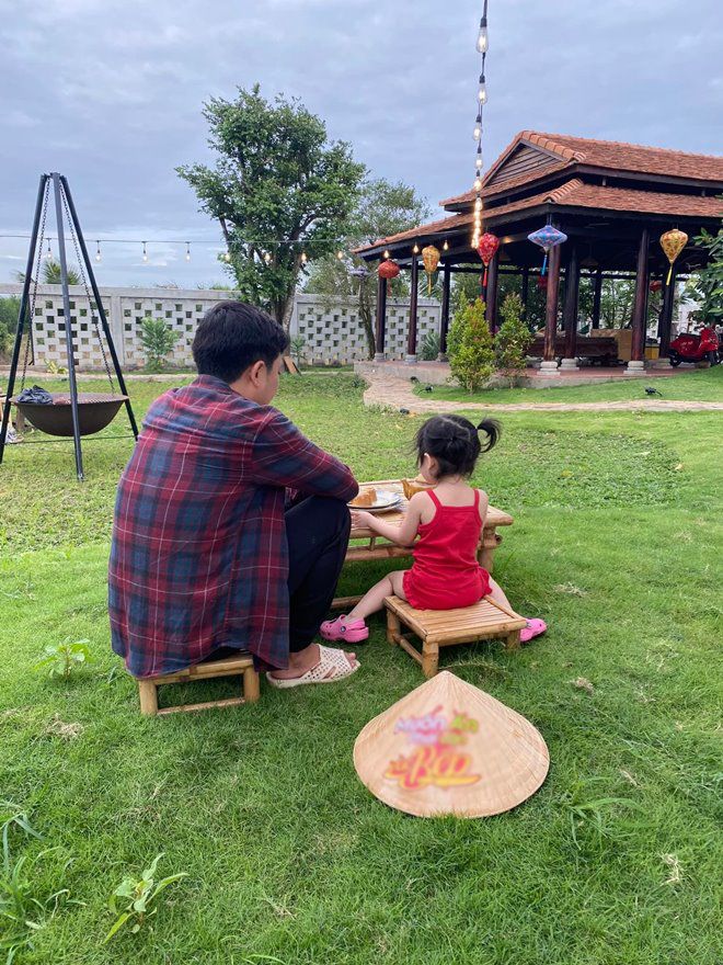 Trường Giang cùng ái nữ nhàn nhã ngồi thưởng trà ngày đầu năm mới.