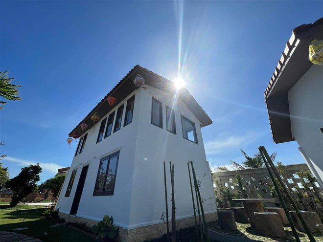 Sao Việt 24h: Nhã Phương đăng ảnh chồng amp;#34;cực tìnhamp;#34; bên ái nữ, thấy cơ ngơi nhà vườn như resort - 4