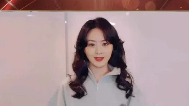 Hình ảnh Triệu Lệ Dĩnh với gương mặt tròn xoe trong video mới nhất.