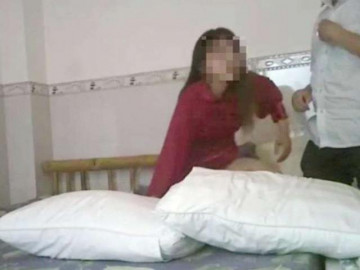 Chồng trèo lên nóc nhà rình, bắt quả tang vợ đang làm chuyện ấy với tình nhân