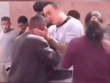  Clip: Con gái bị xe tông trúng, cha ôm lấy tài xế gây tai nạn an ủi 