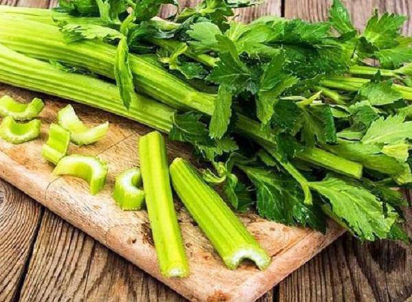 Cần tây bị phun hoá chất để lớn nhanh, bắt mắt khi bán ở chợ sẽ có đặc điểm bất thường này ở thân cây - 4