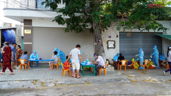 Một điểm xét nghiệm COVID-19 ở Bình Thuận. Ảnh: Đắc Phú
