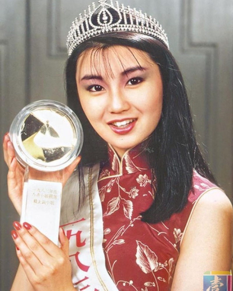 Trương Mạn Ngọc là mỹ nhân hàng đầu thứ 3 của Cbiz. Cô sinh năm 1964 tại Hong Kong. Trương Mạn Ngọc từng đăng quang Á hậu 1 cuộc thi Hoa hậu Hong Kong năm 1983. Cô cũng lọt Top 15 Hoa hậu Thế giới năm 1983.
