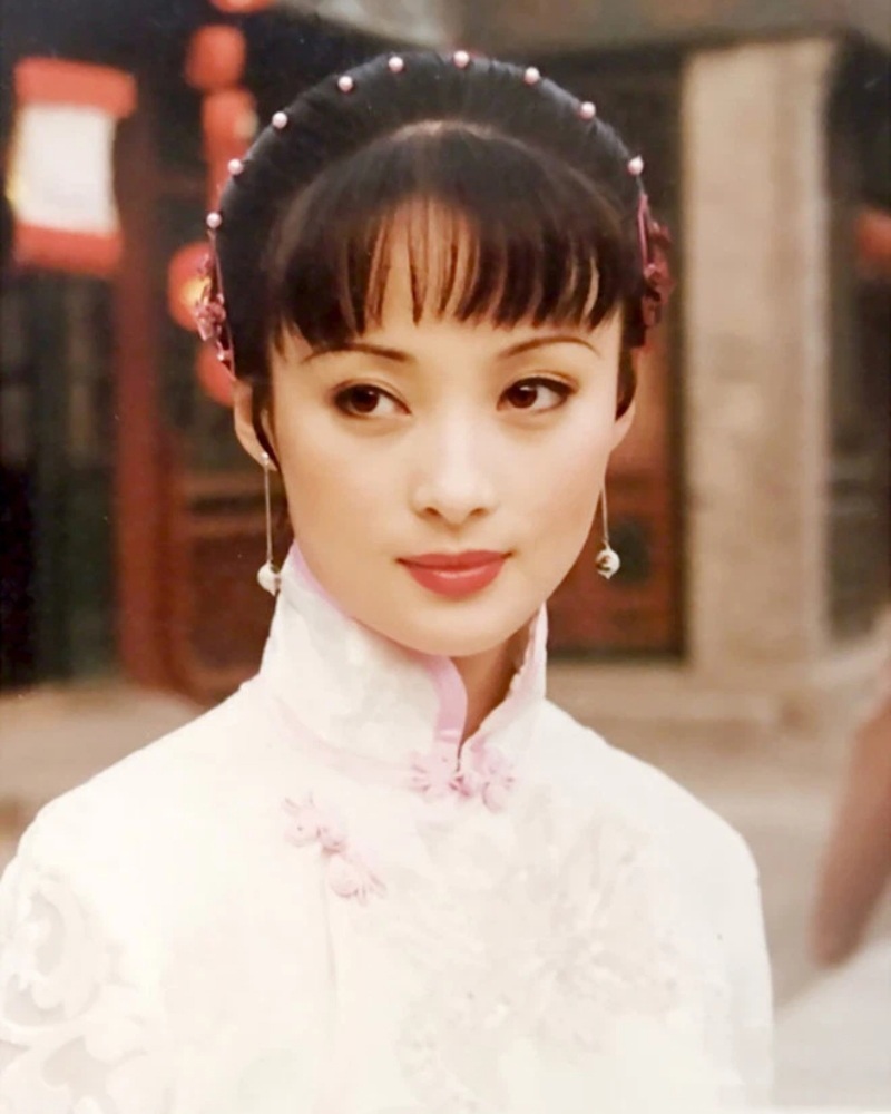 Tưởng Cần Cần nổi tiếng nhờ phim ngôn tình Quỳnh Dao với những vai diễn cổ trang. Sohu đánh giá, vẻ đẹp của cô dịu dàng, mong manh phù hợp với cổ trang hơn hiện đại. Vì vậy mà có thời gian Tưởng Cần Cần được ưu ái gọi là mỹ nhân cổ trang của Cbiz.
