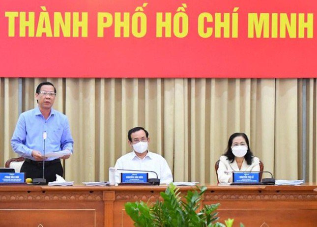 Chủ tịch UBND TPHCM Phan Văn Mãi, Bí thư Thành uỷ Nguyễn Văn Nên và Chủ tịch HĐND TPHCM Nguyễn Thị Lệ tại đầu cầu TPHCM trong cuộc họp trực tuyến của Chính phủ