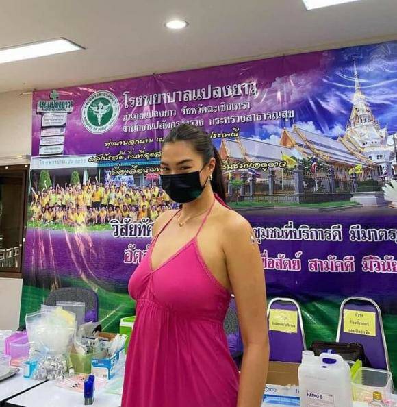 Hoa hậu 71kg mặc váy không nội y đi tiêm vaccine, body đô con, ngực chảy xệ gây thất vọng - 4
