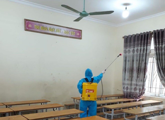 Phun khử trùng Trường tiểu học Quỳnh Phương B sau khi nhận ca nhiễm.