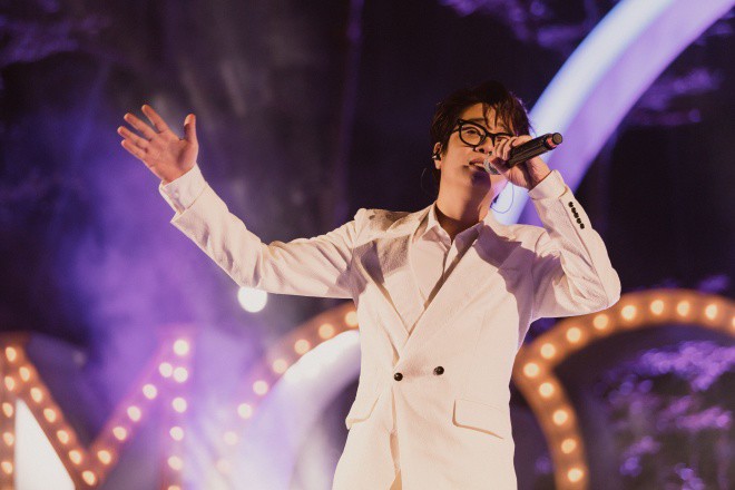 Nam ca sĩ Bùi Anh Tuấn.