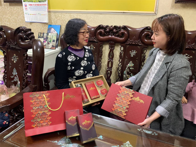 Mẹ chồng chị nghẹn ngào cảm động khi nhận được hộp quà sức khoẻ đầy hiếu thuận từ con dâu