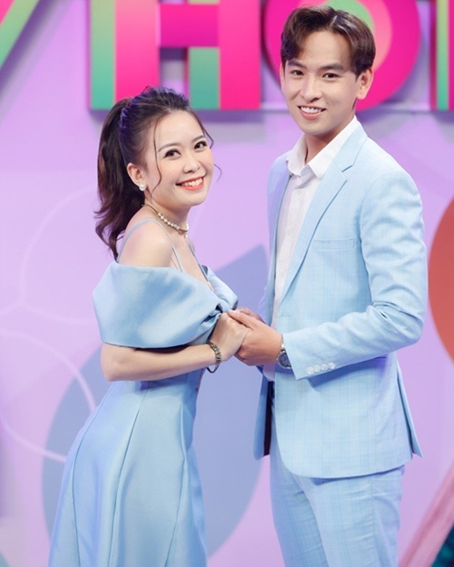 Cặp đôi dắt nhau lên truyền hình mới đây.