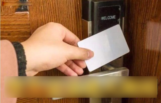 Vợ nói đưa con đi học nhưng lại vào khách sạn, chồng điên cuồng mở cửa chứng kiến cảnh sốc - 1