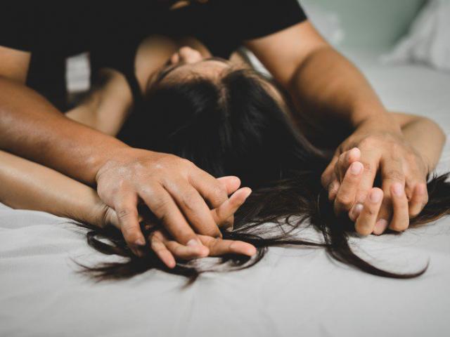 Mẹ ân ái với bạn trai trước mặt con gái, lời giải thích khiến dư luận phẫn nộ