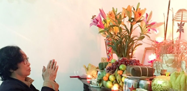 Chủ lễ thường là người lớn tuổi trong nhà, trưởng nam, trưởng nữ... Ảnh minh họa.