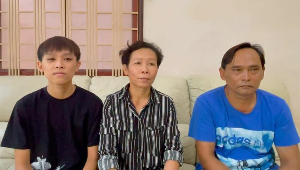 Sao Việt 24h: Xôn xao hình ảnh Hồ Văn Cường lập bàn thờ Phi Nhung, mẹ ruột đến lễ viếng? - 5
