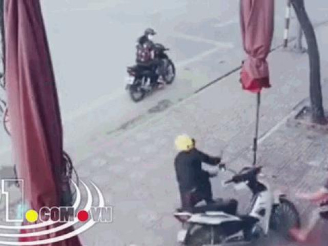 Clip Eva - Clip: Bị truy đuổi, tên trộm vứt xe máy bỏ chạy và cái kết hài hước