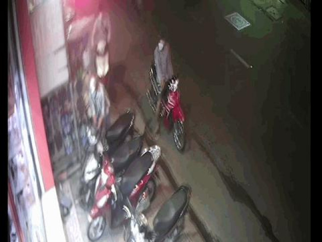 Clip Eva - Clip: "Hiệp sĩ" khống chế, tóm gọn tên trộm xe máy như phim hành động