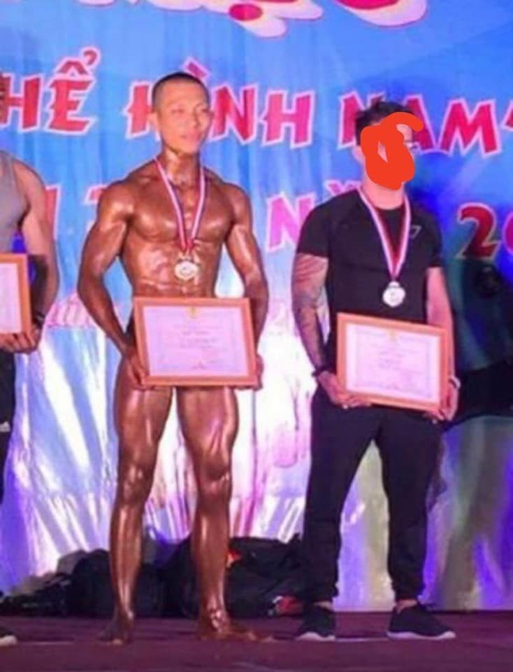 Nhất Nguyên nhận bằng khen trong một cuộc thi về thể hình 