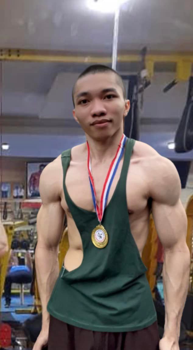 Nhất Nguyên chia sẻ hình ảnh thời đi thi đấu, khoe nhận nhiều huy chương trong các cuộc thi thể hình cấp Thành phố. 