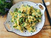 Bếp Eva - Không cần hành, trứng xào lá này là kết hợp hoàn hảo, vừa ngon lại bổ, dễ tiêu hóa