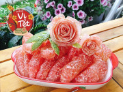 Bóc bưởi xong, mẹ đảm tận dụng vỏ lụa làm hoa trang trí tưởng bình thường mà sang muốn xỉu