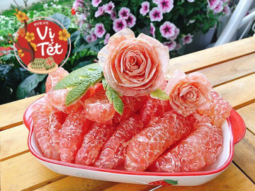 Bóc bưởi xong, mẹ đảm tận dụng vỏ lụa làm hoa trang trí tưởng bình thường mà sang muốn "xỉu"