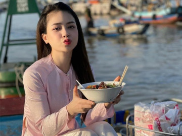 Xuất hiện thiếu nữ diện áo bà ba ngồi ăn bún riêu, ngày thường khoác bikini siêu gợi cảm