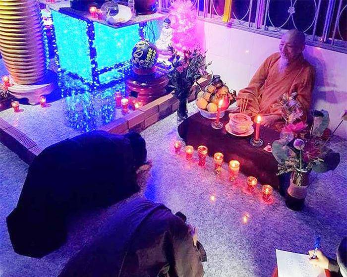 Ông Lê Tùng Vân mặc áo vàng và quay clip trong buổi làm lễ xuất gia (trái với Phật luật) cho Võ Thị Diễm My và Trương Ngọc Xuân.