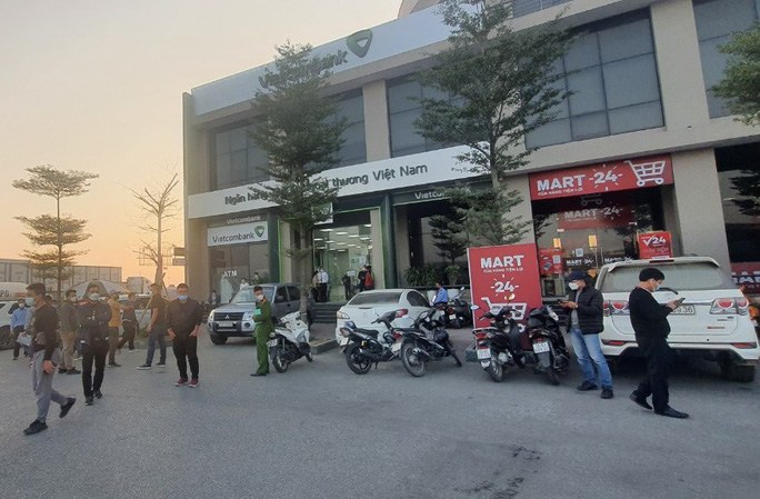 Lực lượng chức năng điều tra tại hiện trường vụ cướp ngân hàng