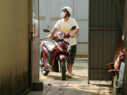 Giải trí - Vẫn dép tổ ong, quần xắn cao, MC Quyền Linh dắt chiếc xe máy 30 triệu đi làm điều này