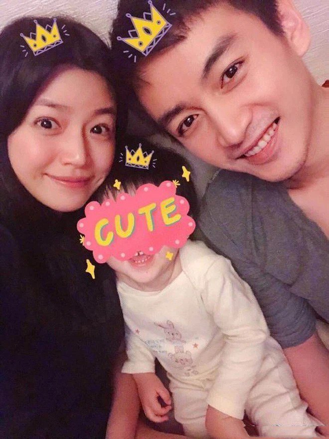 Vợ chồng cô không khoe diện mạo con trai từ khi cậu bé chào đời.