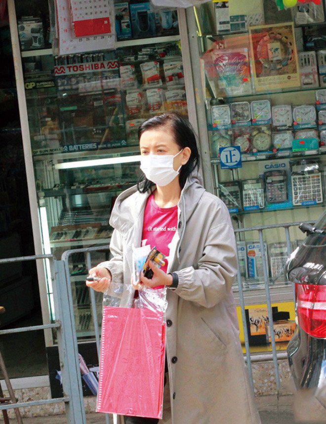 Tăng Thiên Hoa xuất hiện trên phố.