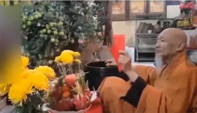 Thầy ông nội Lê Tùng Vân không nhận hoa quả, nhưng khi thấy bao thơ thì thái độ của ông lại khác.