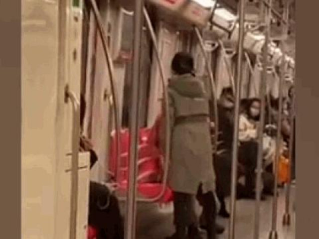 Clip Eva - Clip: Bị sàm sỡ vòng 3, cô gái ra tay "xử đẹp" tên biến thái