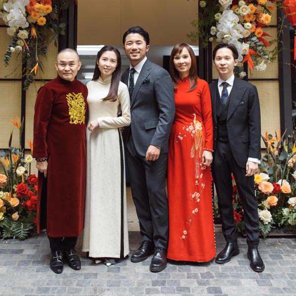 Gia đình hạnh phúc của Xuân Hinh trong lễ ăn hỏi của con gái.