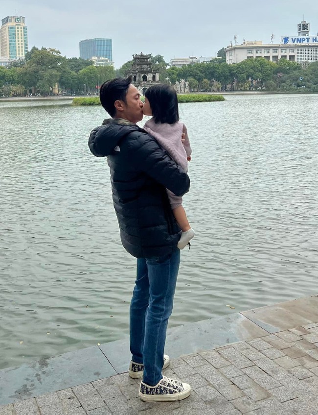 Cường Đôla và Suchin xuất hiện ở Hà Nội, ông bố thơm con gái rất tình cảm - 1
