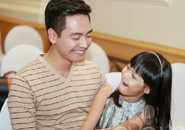 Cường Đôla và Suchin xuất hiện ở Hà Nội, ông bố thơm con gái rất tình cảm - 10